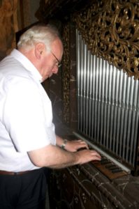 Il prof. Stucchi all'organo Herz (21 luglio).