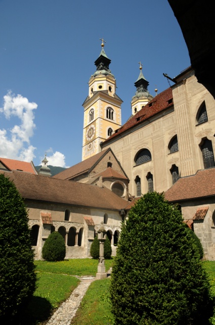 Il Duomo di Bressanone con la piccola chiesa della Madonna del Chiostro (21 luglio).