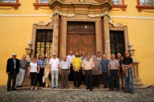 I partecipanti nel cortile del Museo Vescovile, con il Direttore del museo mons. Josef Gelmi (22 luglio).