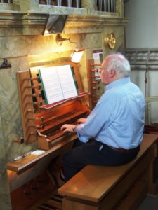 Il prof. Stucchi all'organo Zanin della chiesa delle Dame Inglesi (23 luglio).