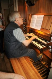 Un partecipante all'organo Pirchner di Ortisei (23 luglio).