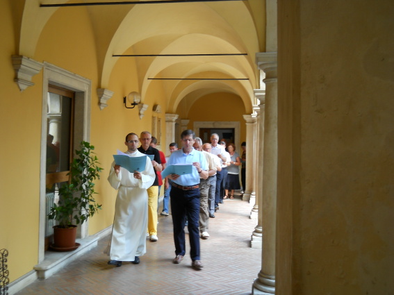 La processione introitale della S. Messa conclusiva.