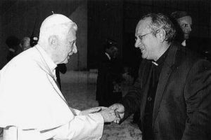 Aula Paolo VI - Vaticano, alcuni membri del Consiglio omaggiano il S. Padre (10 Novembre 2012).