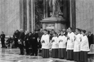 Basilica S. Pietro - Vaticano: i Ministranti addetti al servizio liturgico (11 Novembre 2012).