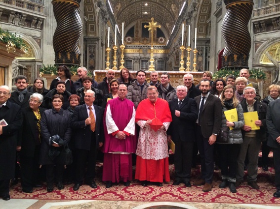 Basilica S. Pietro - Vaticano. S.Em. il Card. Leo Burke con Mons. T. Cola e i consiglieri C. Stucchi e S. Baiocchi, insieme ad alcuni cantori al termine del Te Deum (31 dicembre 2013).