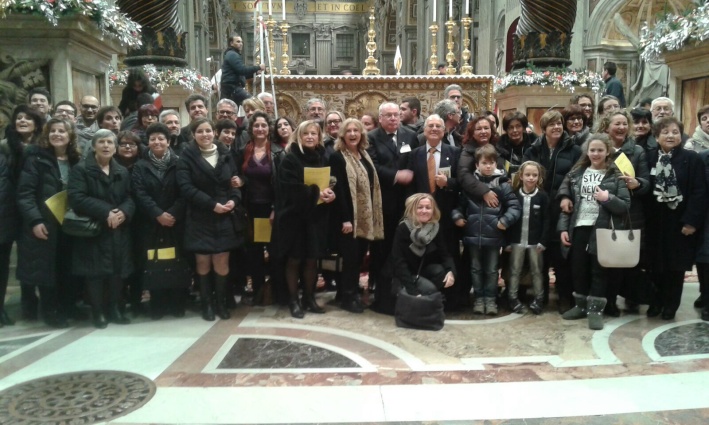 Basilica S. Pietro - Vaticano. Il vice-presidente C. Stucchi con alcuni cantori al termine del Te Deum (31 dicembre 2015).