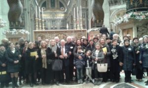 Basilica S. Pietro - Vaticano. Il vice-presidente C. Stucchi con alcuni cantori al termine del Te Deum (31 dicembre 2015).