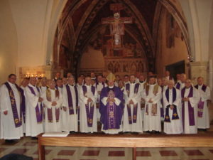 S.E. Mons. Domenico Sorrentino, Arcivescovo-Vescovo di Assisi, con i concelebranti, al termine della Liturgia Eucaristica nella Basilica di Santa Chiara.