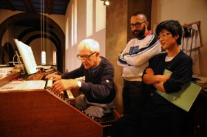 Alcuni partecipanti sulla cantoria dell'organo della Chiesa parrocchiale di Pradl (26 luglio).