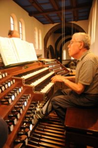 Alcuni partecipanti sulla cantoria dell'organo della Chiesa parrocchiale di Pradl (26 luglio).