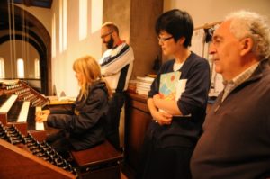 Alcuni partecipanti sulla cantoria dell'organo della Chiesa parrocchiale di Pradl (26 luglio).