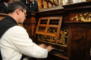 Il M° fr. Martin Anderl illustra l'organo del coro Jager (26 luglio).