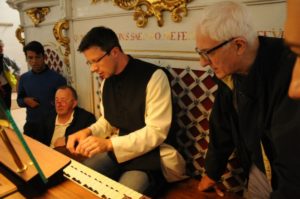 Il M° fr. Martin Anderl illustra l'organo maggiore Rieger (26 luglio).