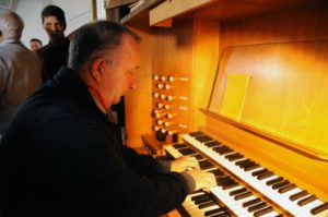 Un partecipante all'organo Walcker della Jesuitenkirche (27 luglio).