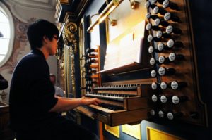 Una partecipante all'organo Pirchner del Duomo di St. Jakob (27 luglio).