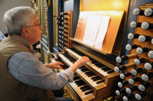 Un partecipante all'organo Pirchner del Duomo di St. Jakob (27 luglio).