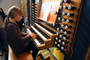 Una partecipante all'organo Pirchner del Duomo di St. Jakob (27 luglio).