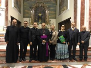 Alcuni Soci e membri del Consiglio Direttivo con Mons. Cola e S.E. Mons. Camillo Cibotti.