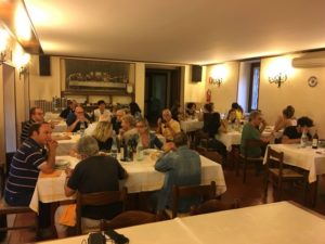 I partecipanti al corso, con i Docenti, durante un momento di fraternità.